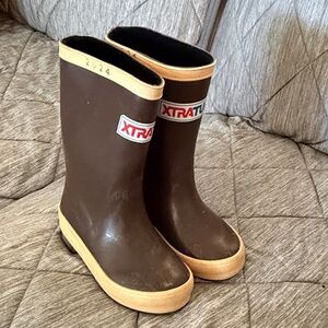 Kids xtratuf legacy 8” boot size 5